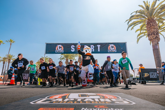 Students starting mile run with Wild Wing